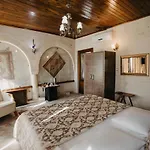 Artium Cave Hotel *
