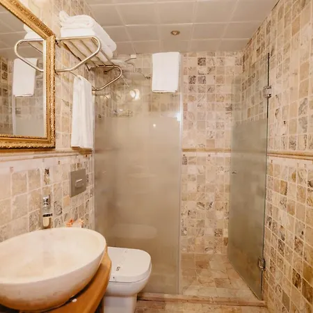 Artium Cave Hotel *